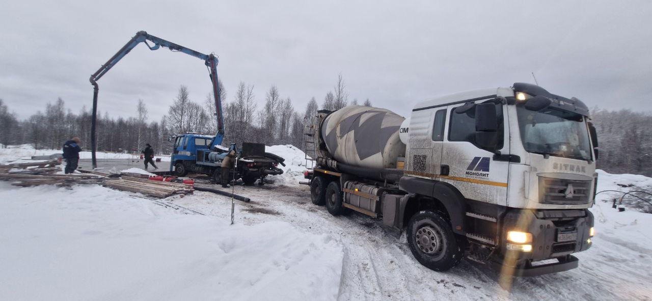 Миксер МонолитБСУ и автобетононасос на объекте — доставка и подача бетона